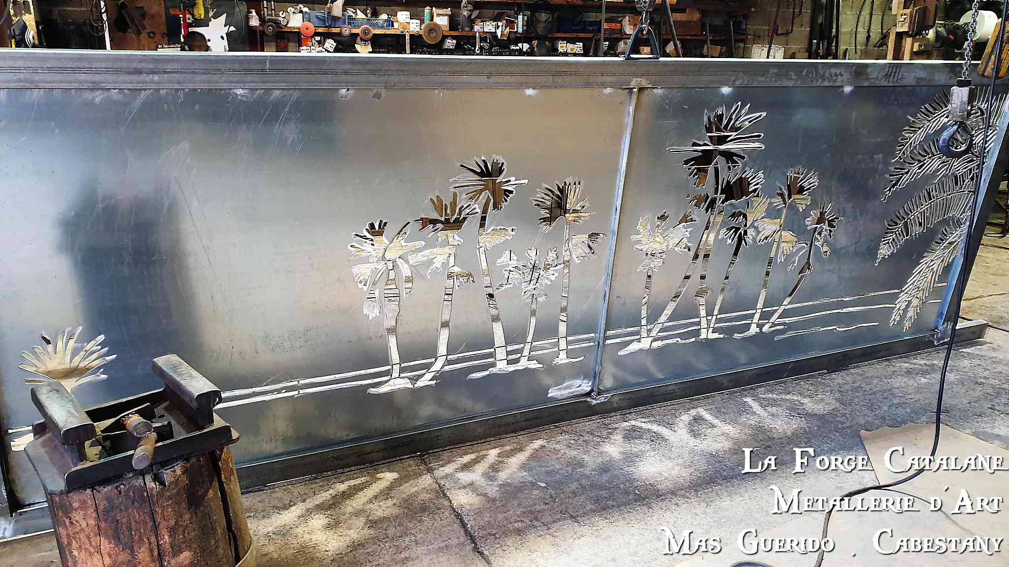 portail decoupe laser motif palmiers forge catalane.jpg